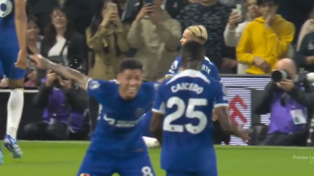 El abrazo entre Enzo Fernández y Moisés Caicedo tras el gol de Mudryk.