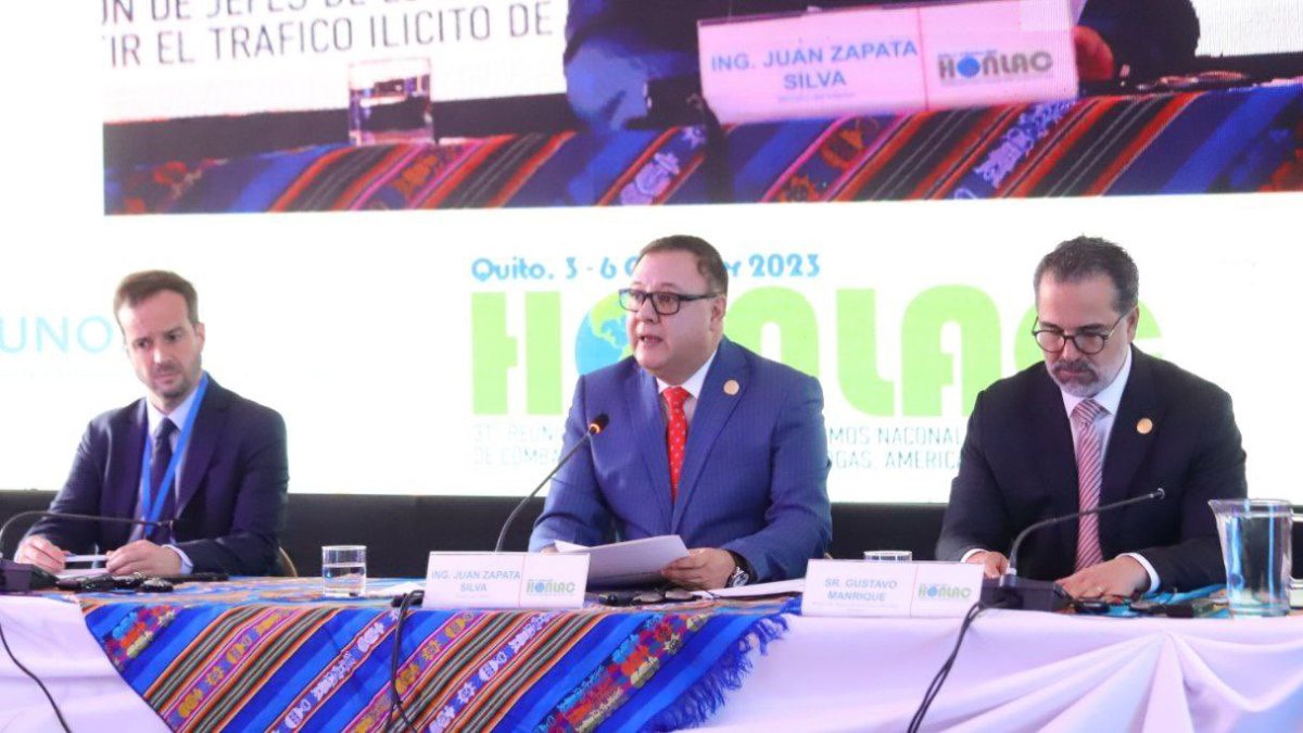 El canciller Gustavo Manrique (d) participó de la reunión para el combate del tráfico de drogas.