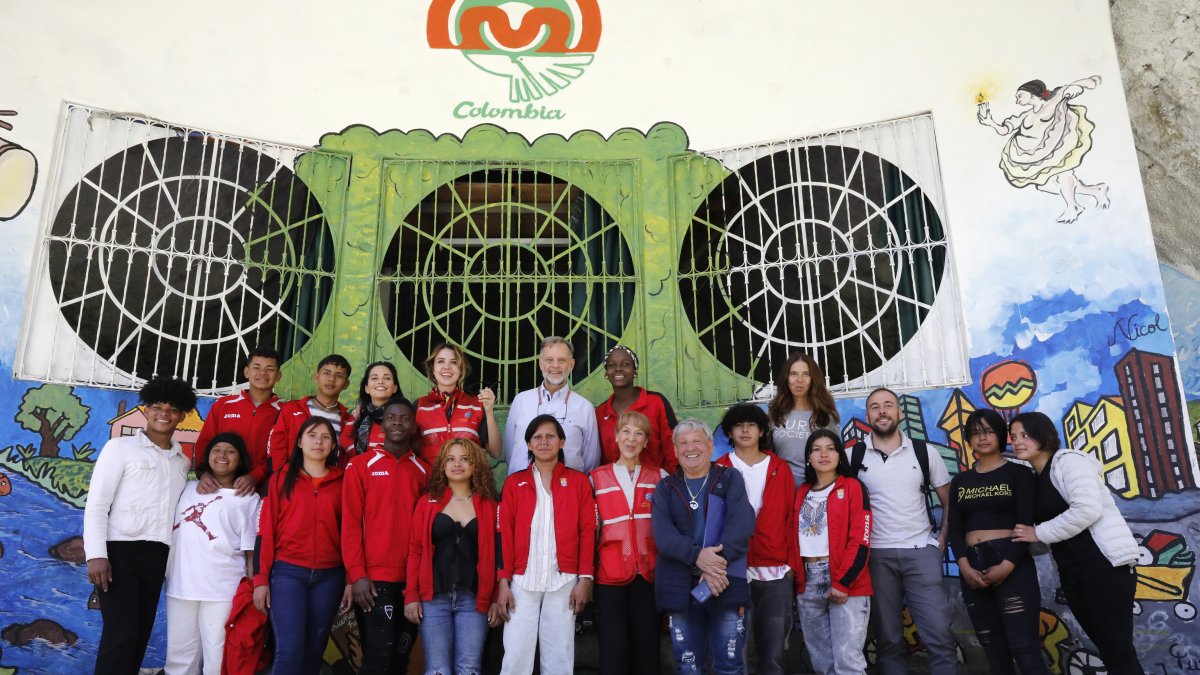 Arribo. Las actrices españolas Andrea Guasch y Elena Martínez, junto a un grupo de personas durante una visita al colegio Benposta en Bogotá.