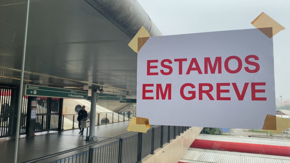 Los trabajadores del metro y el tren de São Paulo, la ciudad más poblada de Sudamérica, entraron este martes en huelga contra la agenda de privatizaciones del gobierno regional,