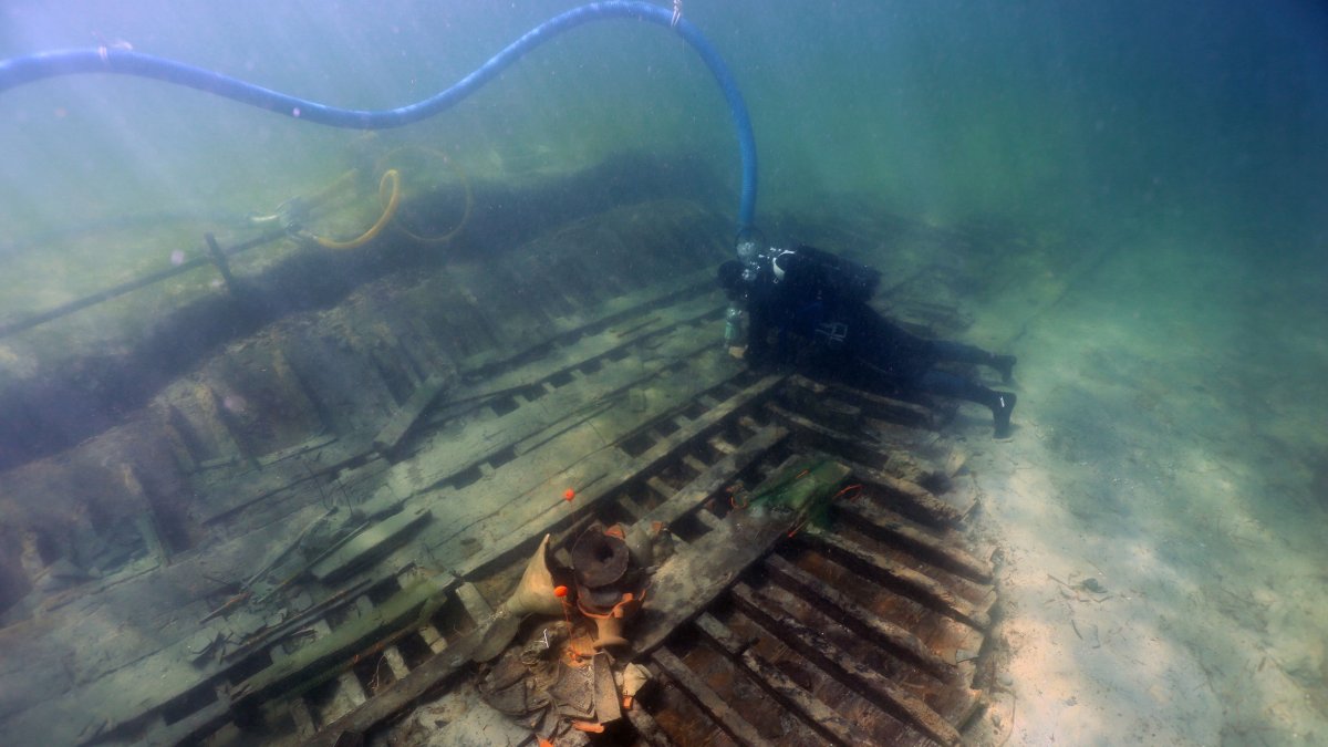 Un barco romano hundido en el Mediterráneo, cerca de la isla de Sicilia (sur), en el siglo III d.C, cargado con numerosas ánforas, ha sido recuperado
