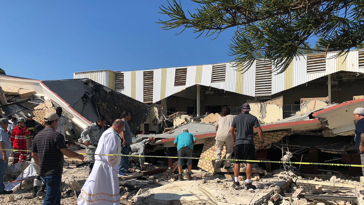 Fotografía del techo de una iglesia que colapsó la tarde del 1 de octubre  de 2023, en Ciudad Madero, Tamaulipas (México).