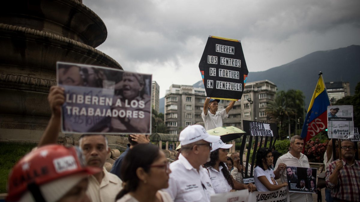 Un grupo de ciudadanos fue registrado el pasado 19 de septiembre, durante una protesta por lo que consideran encarcelaciones injustas, en una plazoleta de Caracas.