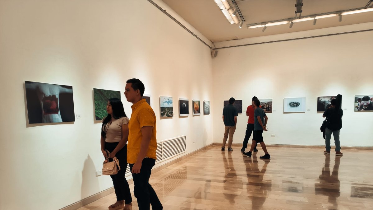 Apertura. Varios recorren una de las áreas ocupadas por el evento.