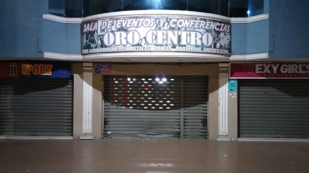 En un centro comercial donde funcionan más de 20 locales comerciales, explotaron tacos de dinamita.