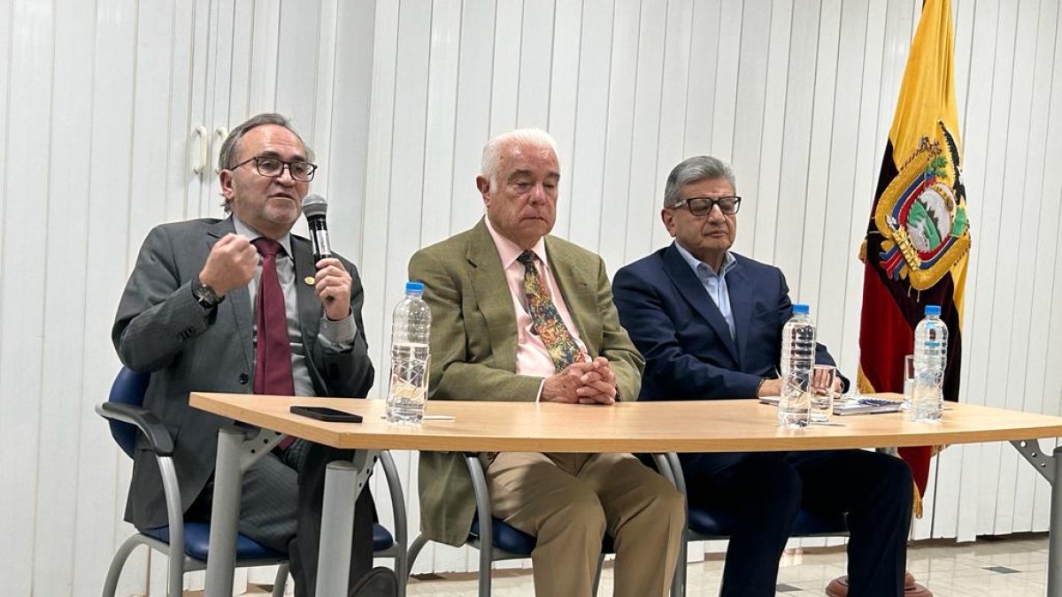 Ministro de Energía, Fernando Santos, en rueda de prensa.