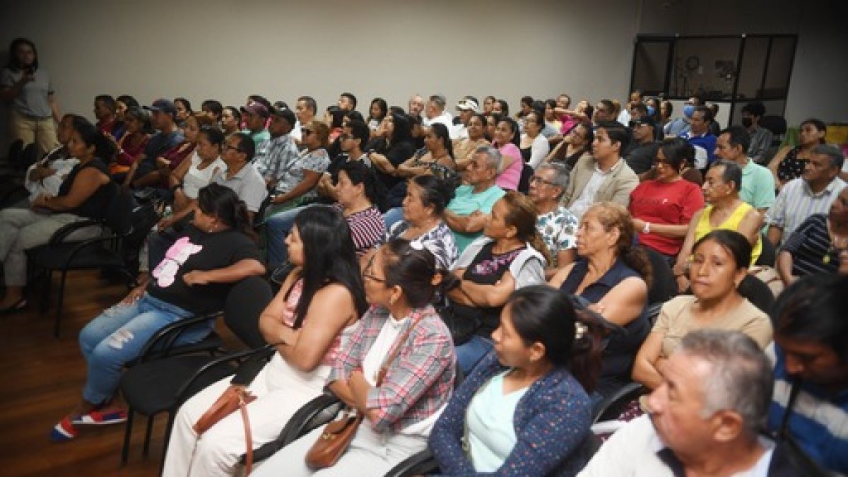 Cientos de comerciantes acudieron a la capacitación ara ser parte de la feria.