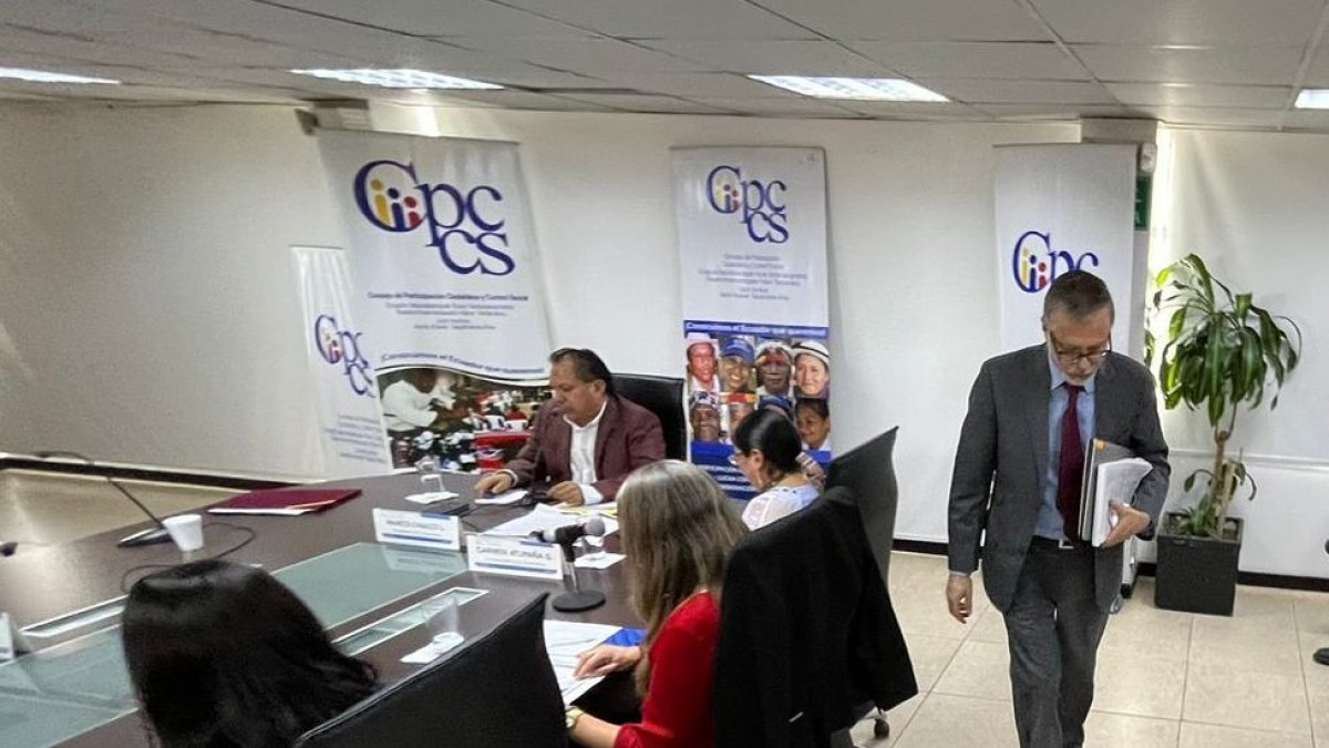 Francisco Toral fue invitado a abandonar la sala por el presidente Marco Chalco, luego de que siete comisionados votaron por su suspensión.