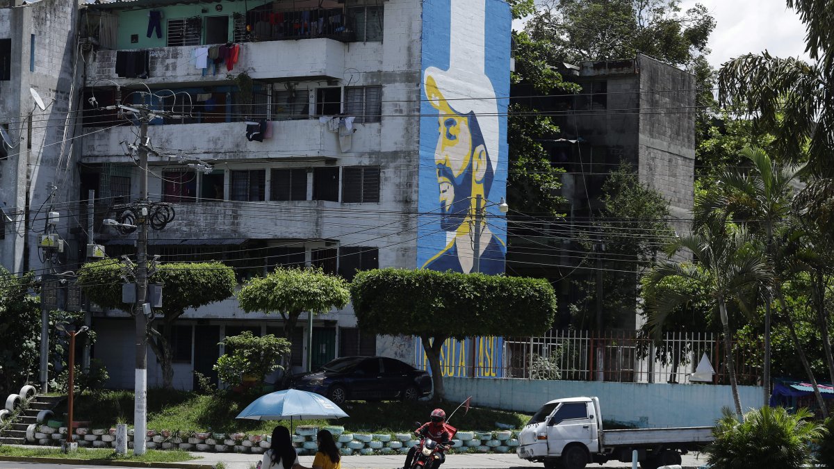 Fotografía de un edificio multifamiliar donde se observa un mural del presidente salvadoreño, Nayib Bukele, el 1 de octubre de 2023, en San Salvador (El Salvador).