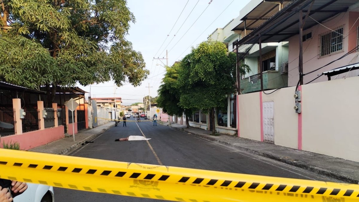 El subinspector de la cárcel El Rodeo fue disparado mientras se dirigía a su vivienda, en Portoviejo.