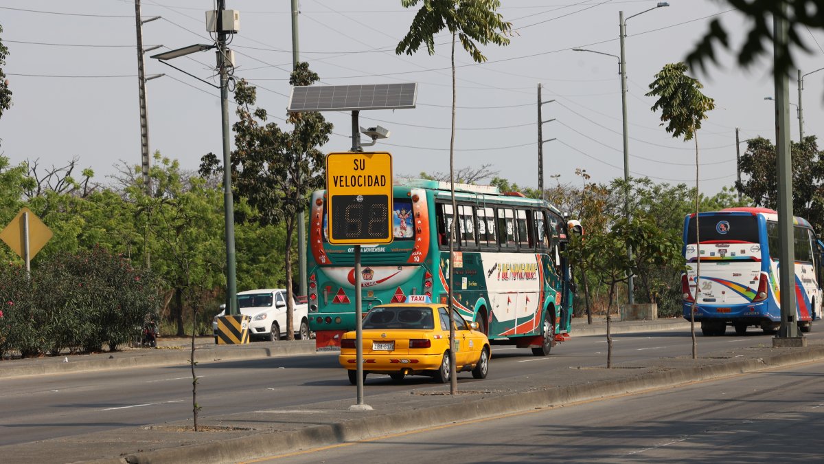 ´Vías. Los radares ubicados en la avenida Narcisa de Jesús están constantemente con la luz encendida.