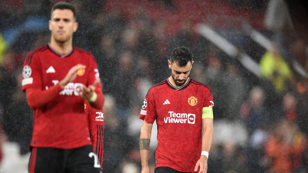 Bruno Fernandes, del Manchester United, sale del campo después del partido del grupo de la Liga de Campeones de la UEFA.