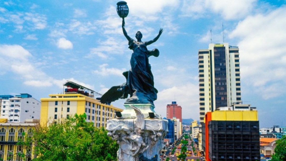 El 9 de octubre, Guayaquil conmemora su independencia con una serie de eventos que resaltan la historia y cultura de la ciudad.