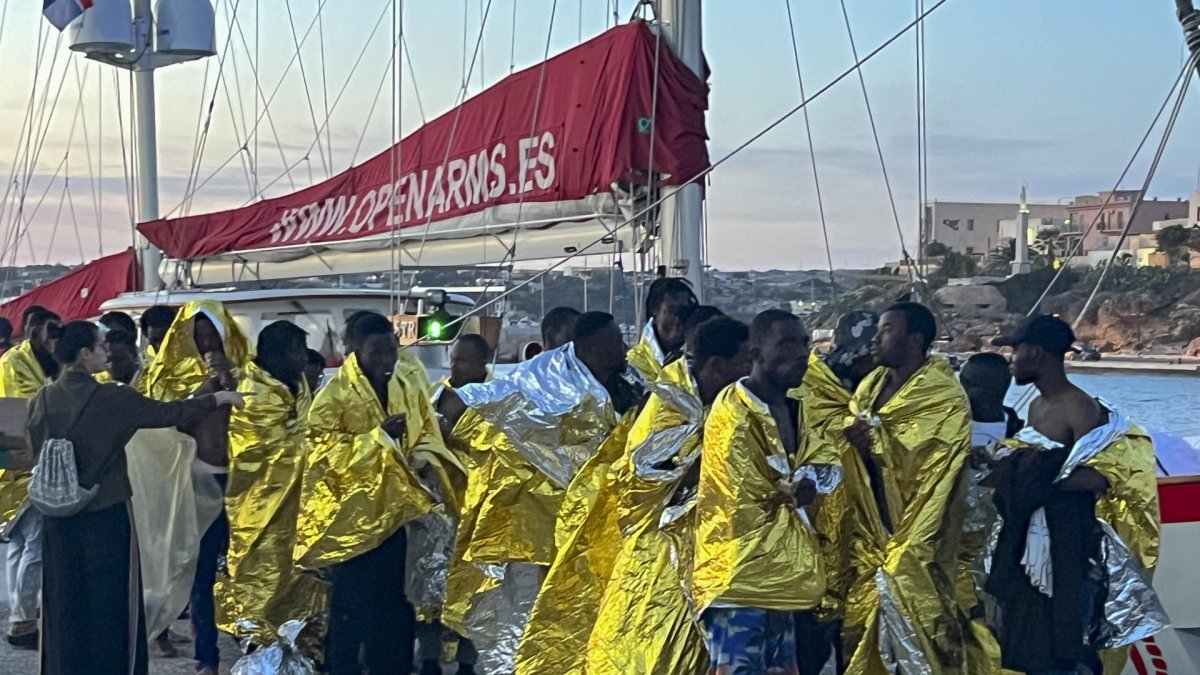 Inmigrantes en el puerto italiano de Lampedusa en abril de 2023.