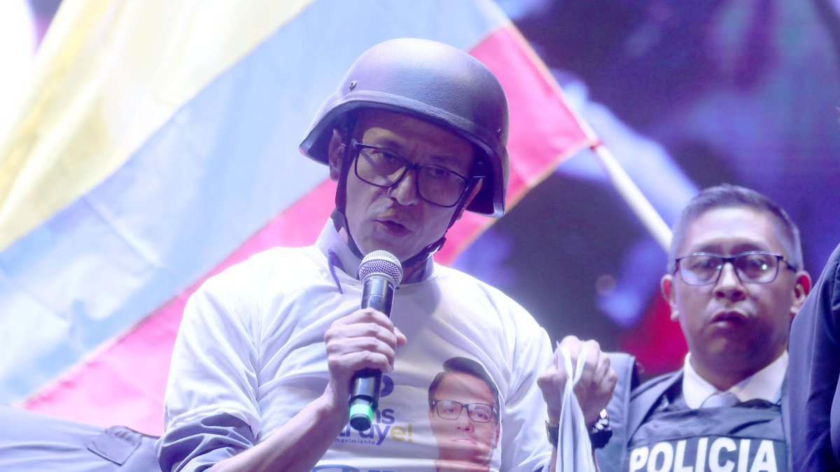 Fotografía de archivo del excandidato a la Presidencia de Ecuador en reemplazo de Fernando Villavicencio, Christian Zurita, con casco y chaleco antibalas.