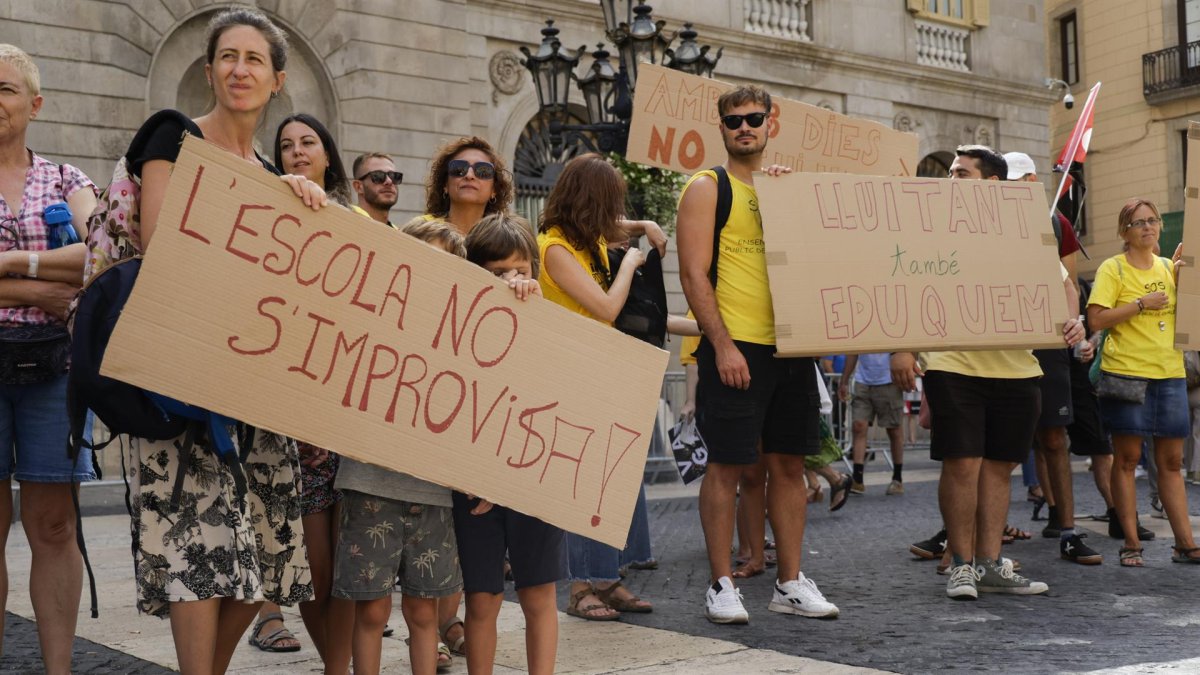 Unos 500 profesores se manifestaron en septiembre pasado en Barcelona, España.