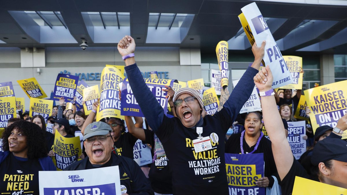 Trabajadores de la salud sindicalizados de Kaiser Permanente protestan a las afueras de Los Angeles Medical Center en Los Ángeles (EE.UU.).