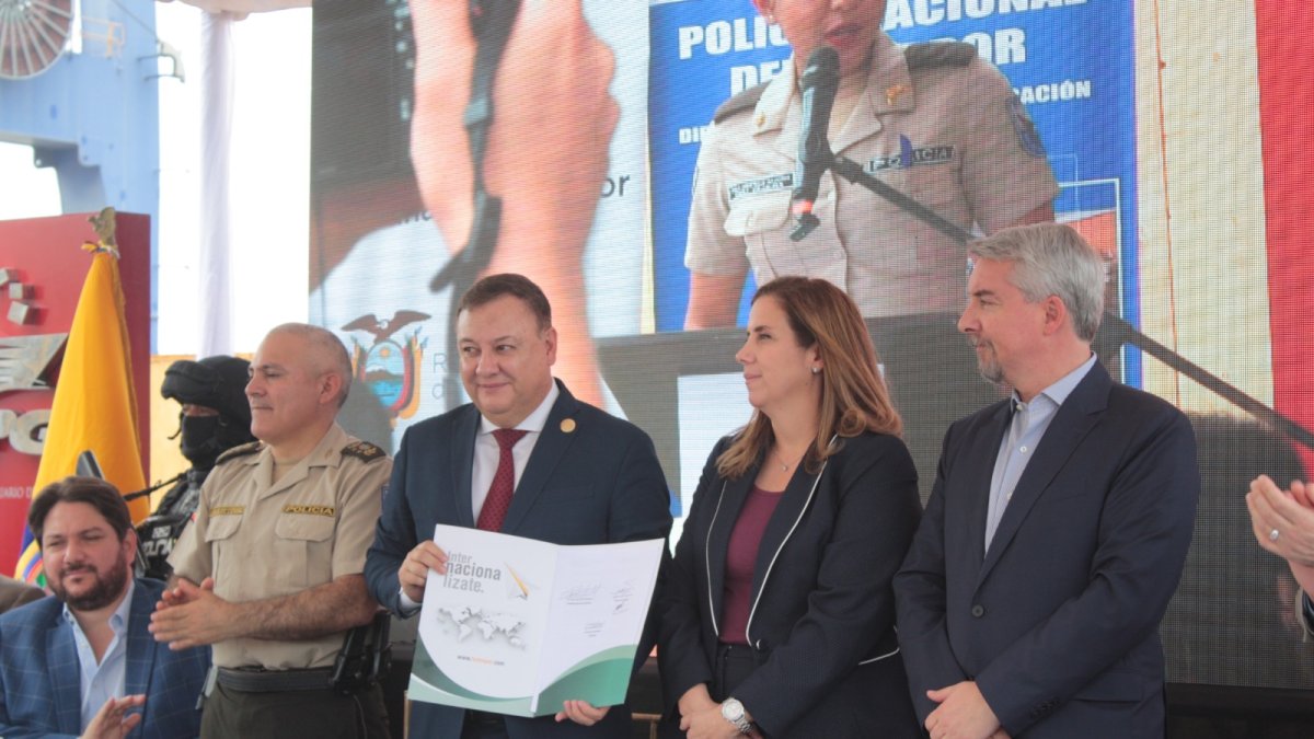 Autoridades y representantes de Fedexpor en la firma del convenio, celebrado en la Terminal Portuaria de Guayaquil.