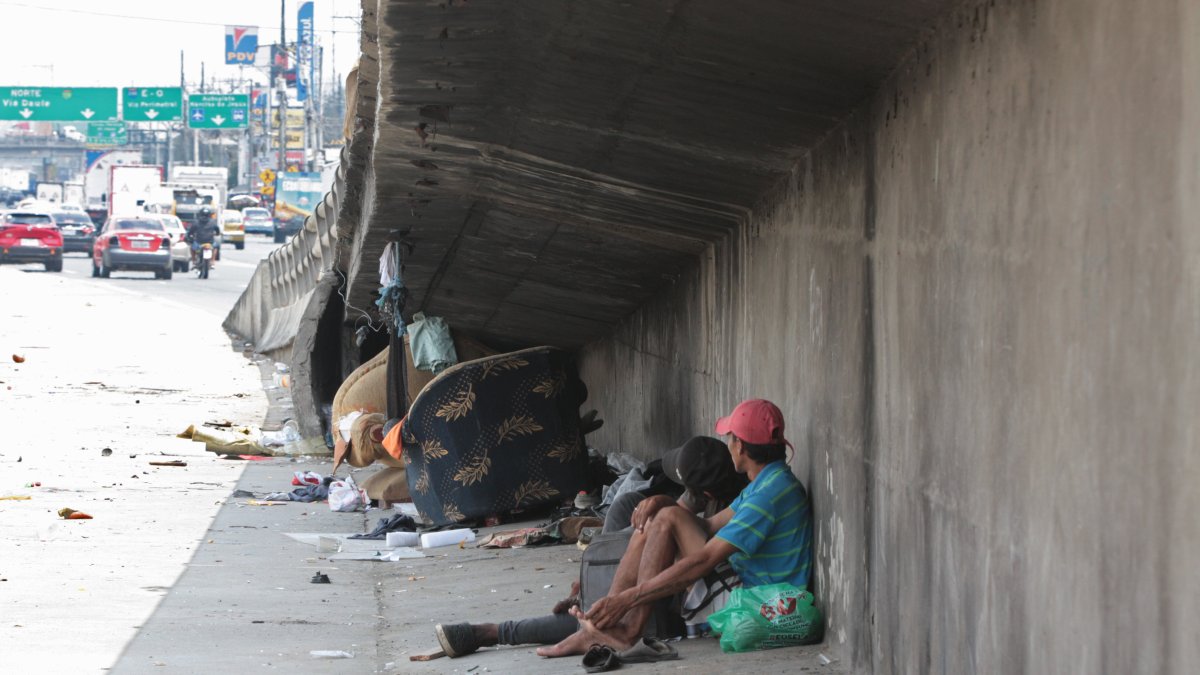 En una sola estructura se puede observar no solo el apoderamiento de esos espacios por personas en situación de calle y consumo de sustancias, sino el daño y falta de control.