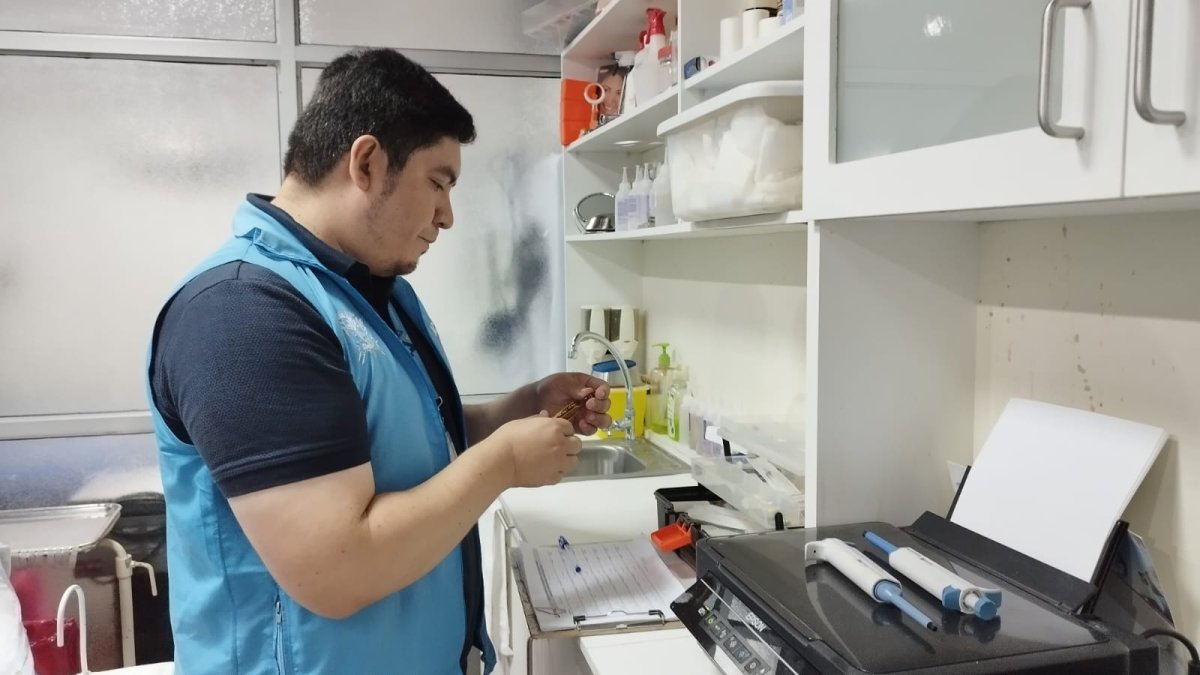 Análisis. Durante la jornada se analizaron instrumentos y medicinas.