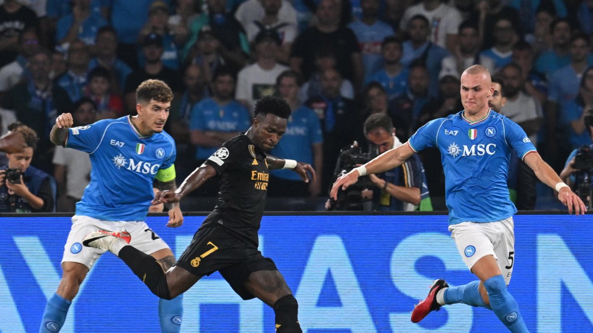 Vinícius Junior (c) marcó el primer tanto del Real Madrid en la visita al Nápoles.