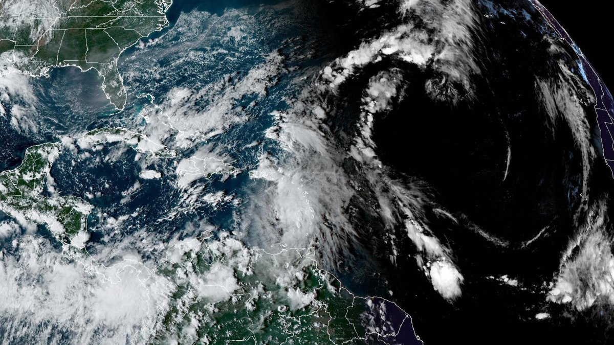 Imagen satelital donde se muestra la localización de la tormenta tropical Philippe.
