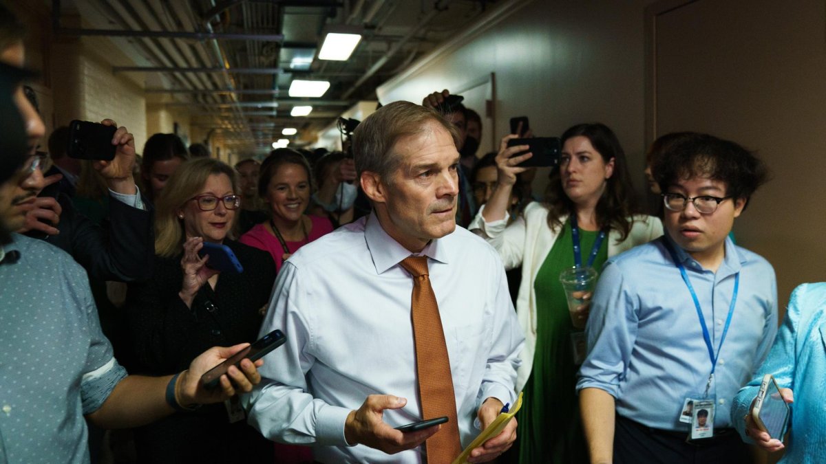 El representante del Partido Republicano en la Cámara Baja de EE.UU. por Ohio, Jim Jordan (c).