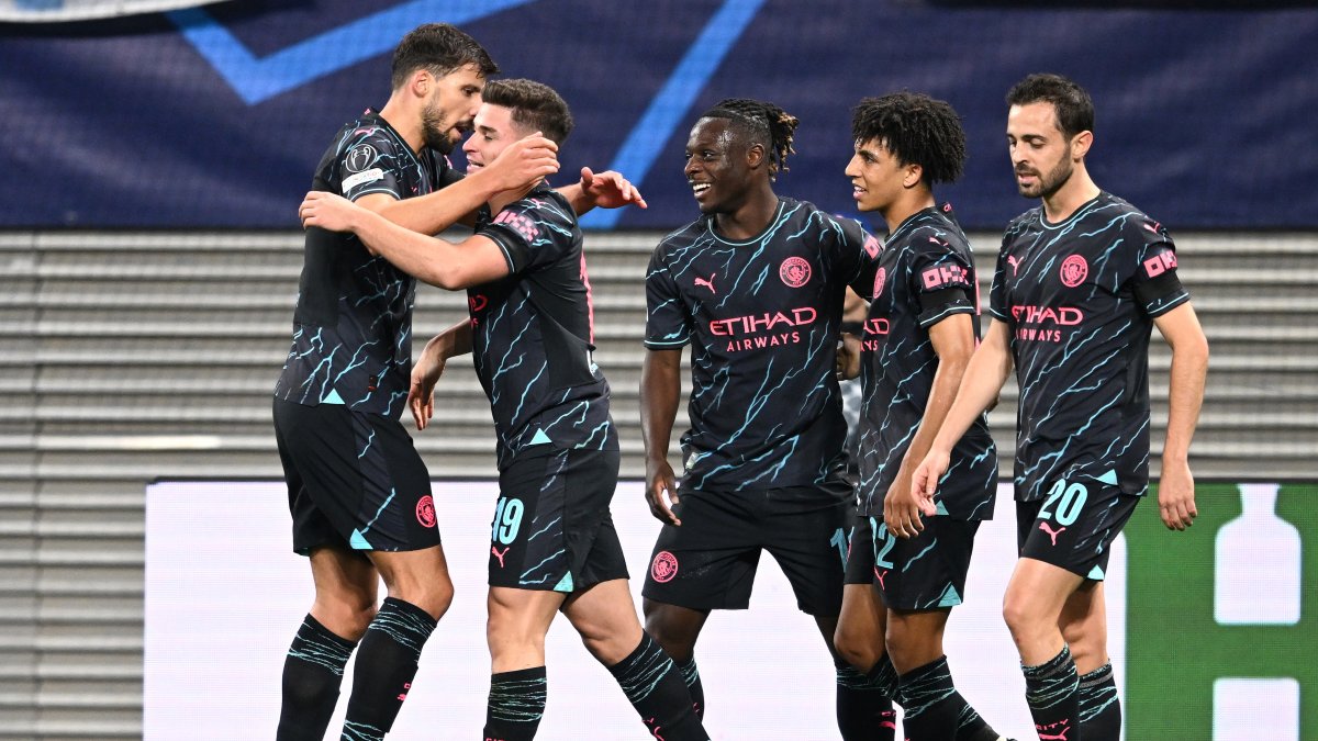 Julian Alvarez (2-i) de Manchester City, celebra con sus compañeros de equipo después de marcar el gol de 1-2 durante el partido de fútbol del grupo G de la Liga de Campeones.