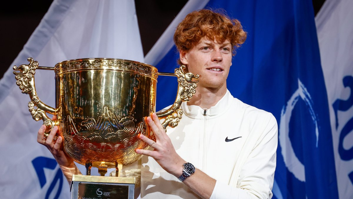Jannik Sinner con su tercer trofeo del año tras vencer a Daniil Medvedev en Pekín.