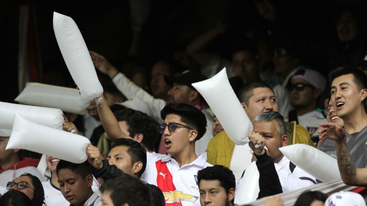 Los hinchas de  Liga de Quito han regresado a los graderíos del estadio Rodrigo Paz.