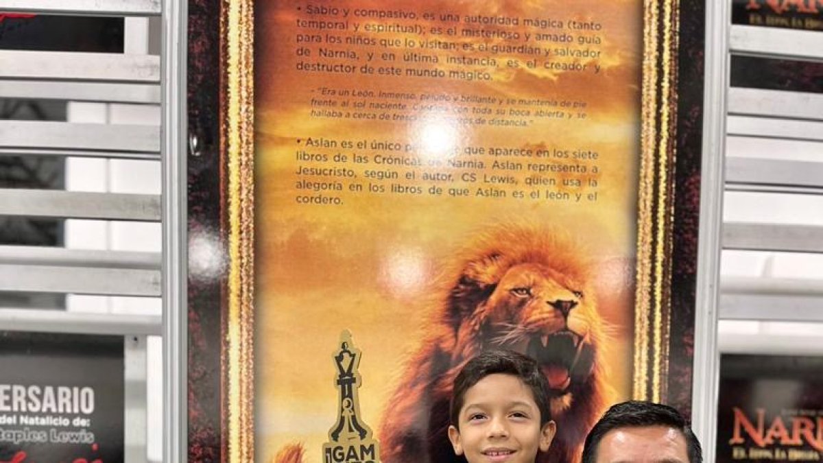 Emiliano, junto a su familia en el instante en que ganó la competencia.