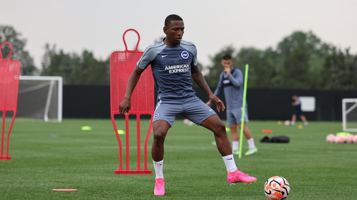 Estupiñán sufrió una rotura muscular en su rodilla, pero todo apunta a que vuelve.