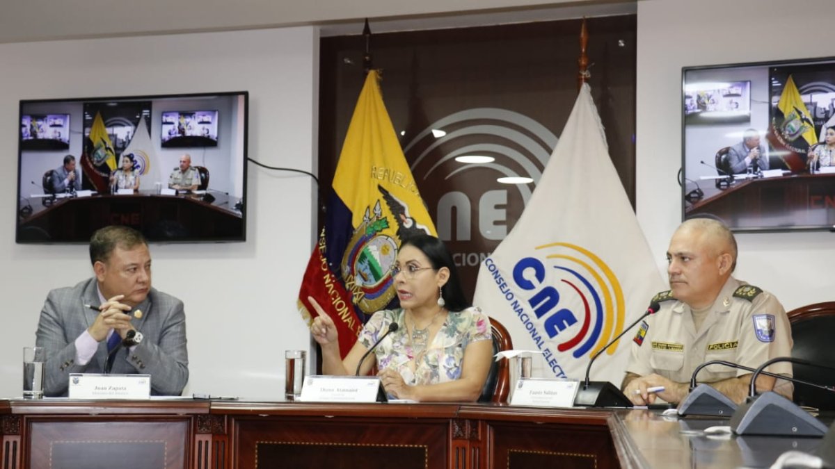 El ministro del Interior, Juan Zapata; la presidenta del CNE, Diana Atamaint; y el comandante de la Policía, Fausto Salinas.