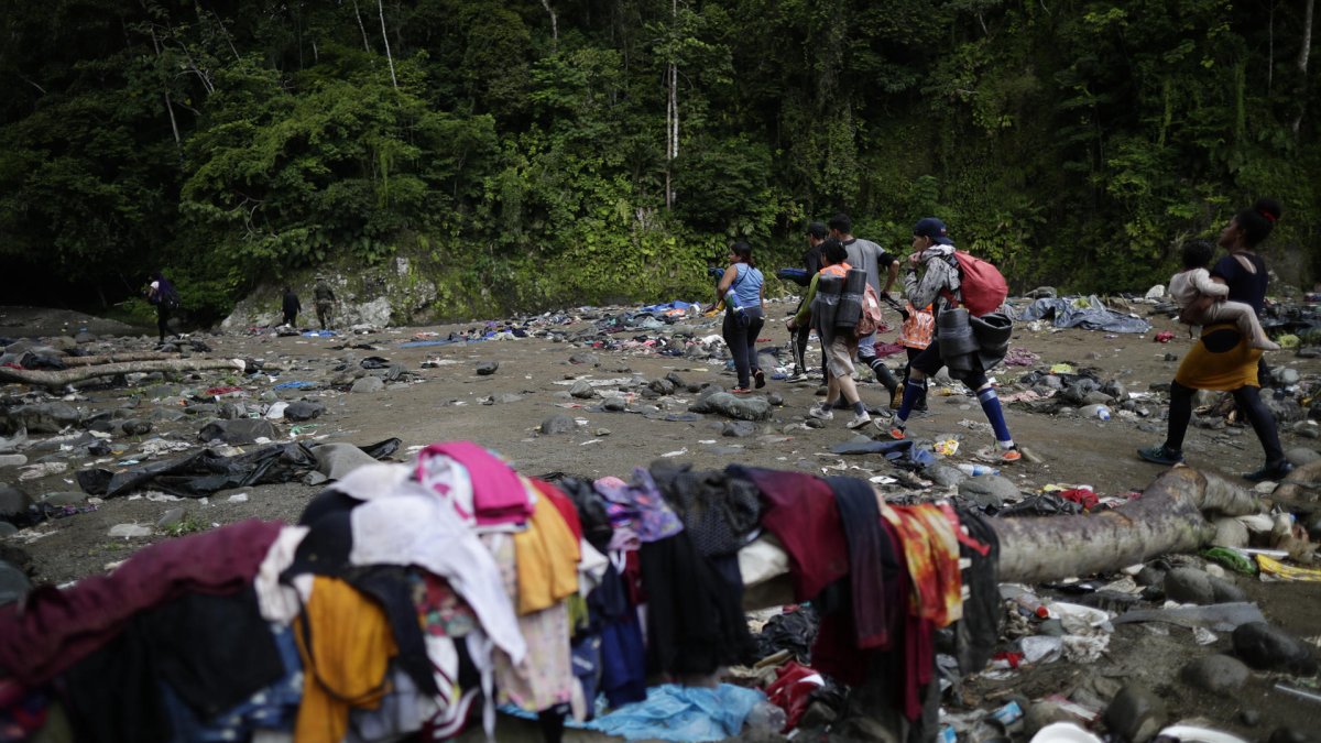 Migrantes caminan por trochas en su rumbo hacia los Estados Unidos, el 14 de septiembre de 2023, en el Darién (Panamá).