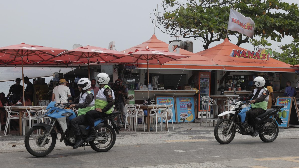 Foto referencial. Policías patrullan en la zona donde asesinaron a tres médicos, en la orla de Barra Tijuca en Río de Janeiro (Brasil)