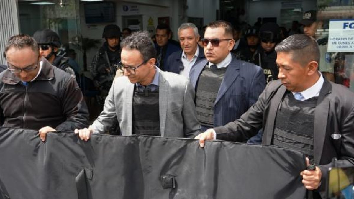 Christian Zurita fue protegido hasta con un maletón blindado