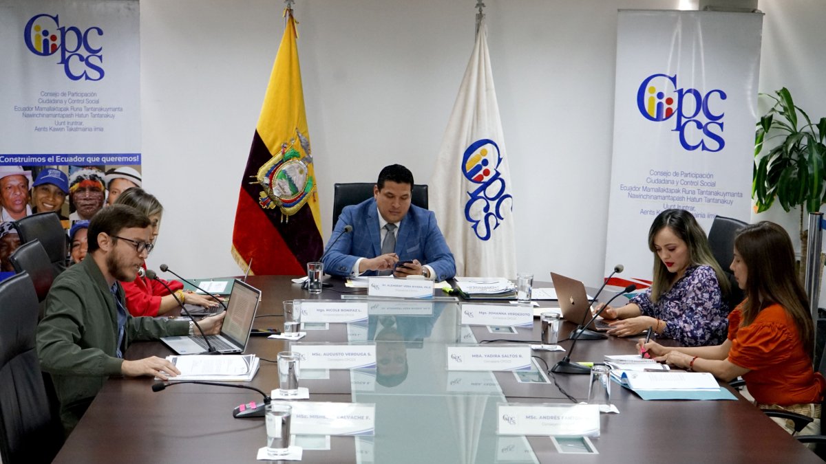 En el pleno del 4 de octubre, Alembert Vera indicó que, pese a señalamientos, el proceso continuaría.