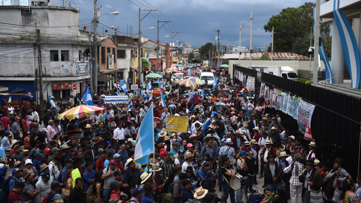 Campesinos e indígenas se manifiestan frente a la sede del Ministerio Público (Fiscalía) para exigir la renuncia de la fiscal general Consuelo Porras