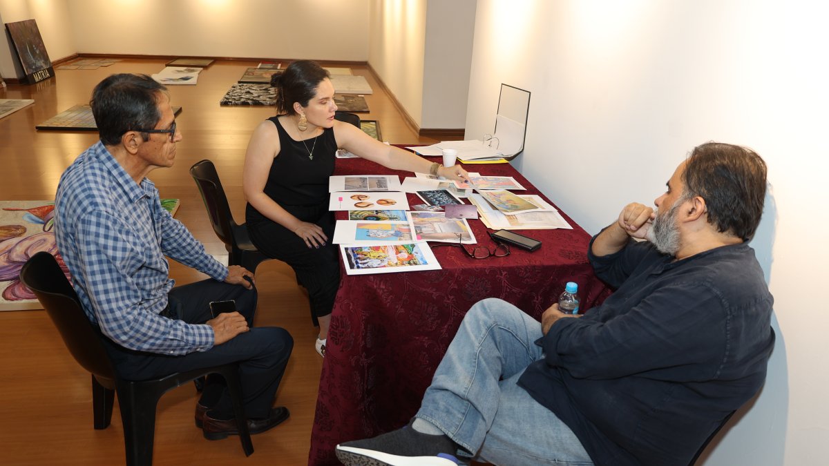 Selección. Los miembros del jurado durante la jornada del viernes 29 de septiembre de 2023, mientras analizaban parte de las obras que llegaron al Salón de Octubre.