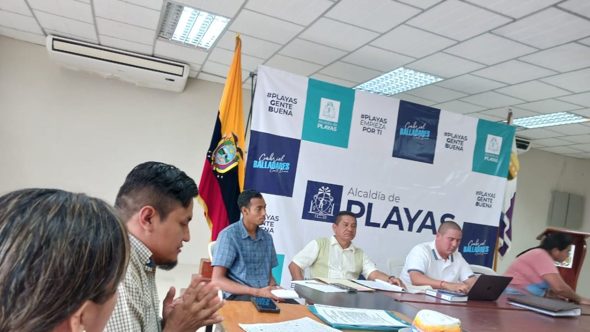 Concejo. Álex Yagual (izq.) aparece en el momento que entrega el pedido a varios de los miembros del Cabildo de Playas.