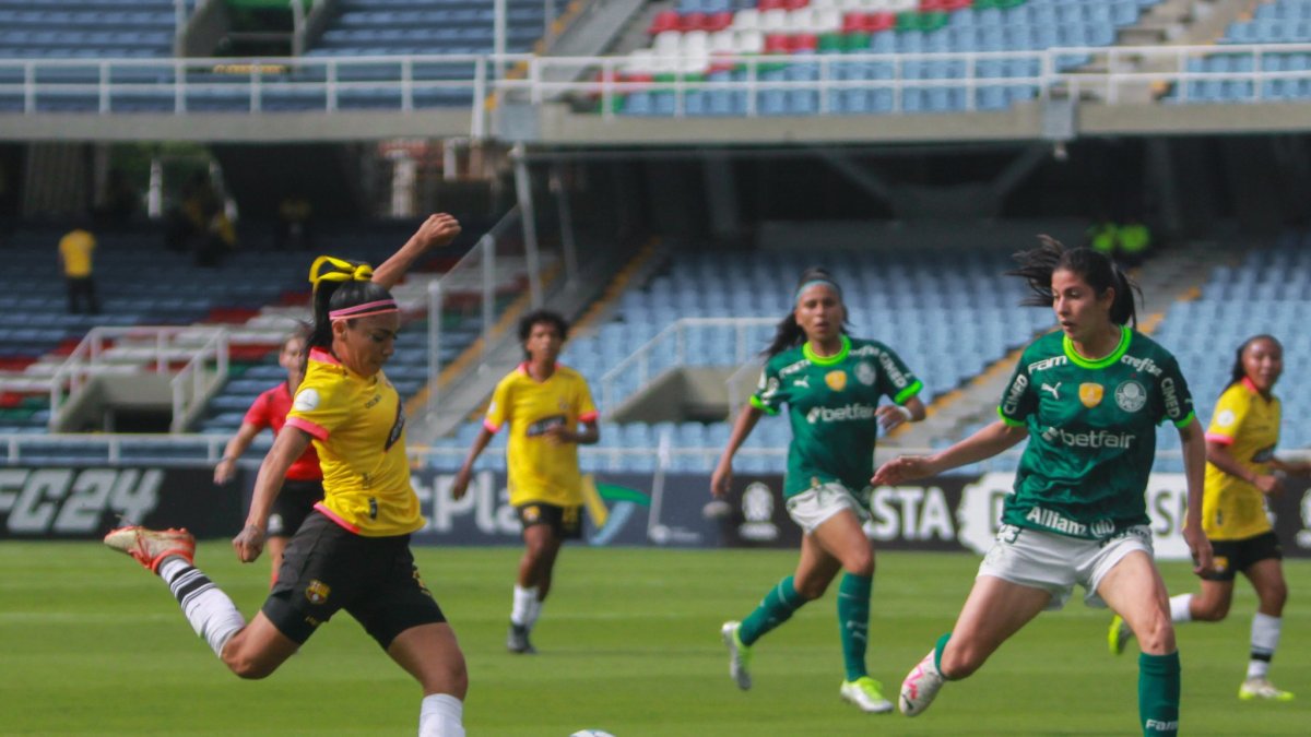 La delantera Madelin Riera no tuvo su mejor partido en este debut.