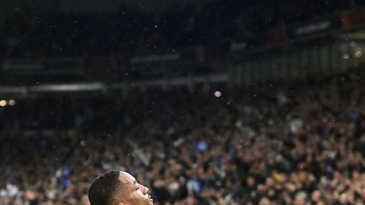 Joao Pedro celebrando el gol del empate.