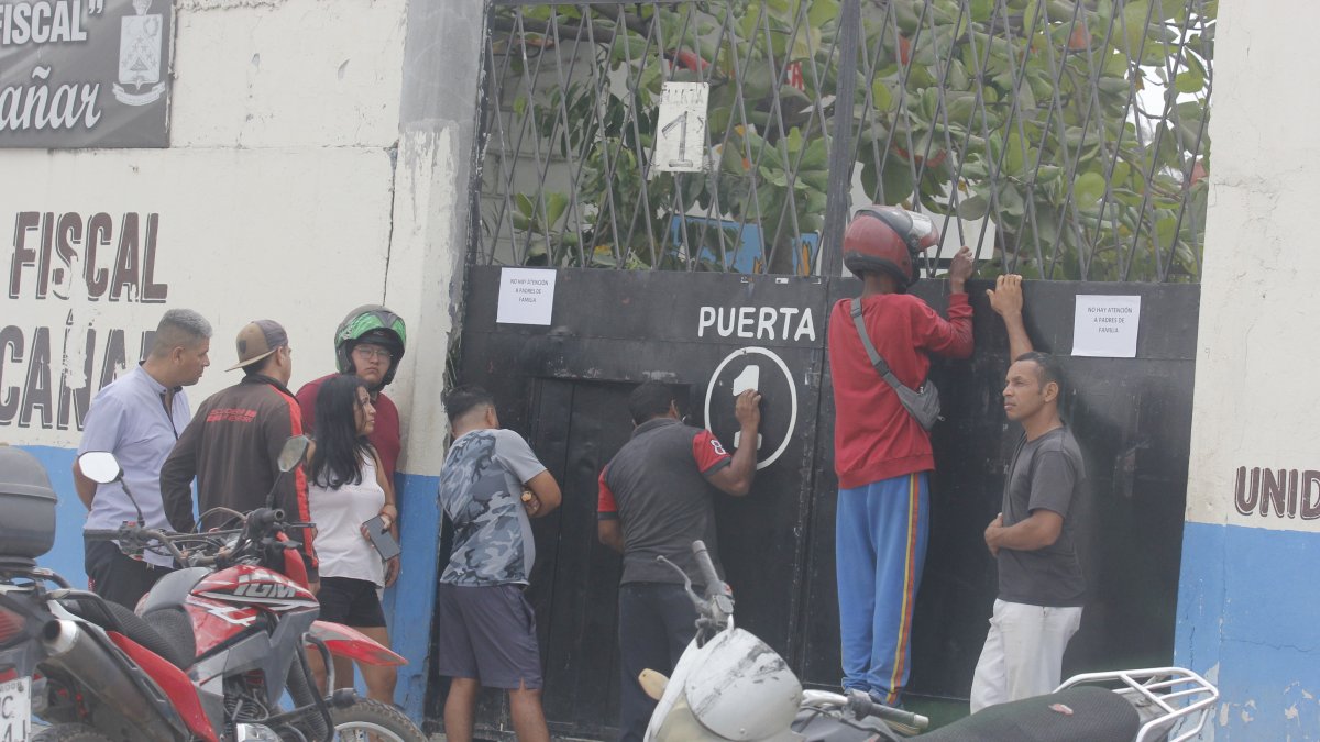 Vigilancia. En los exteriores de los planteles, padres de familia están pendientes de sus hijos, mientras ellos se educan.