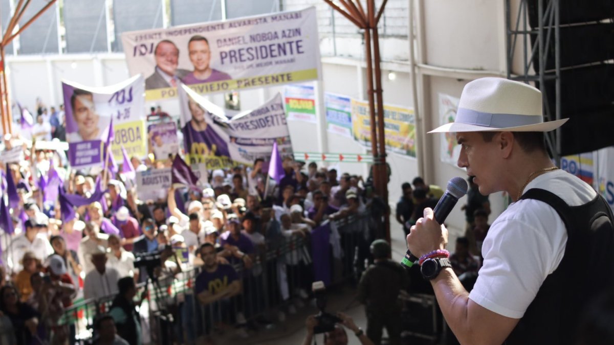 Daniel Noboa, presidenciable finalista, acude a eventos masivo y a selectos medios de comunicación.