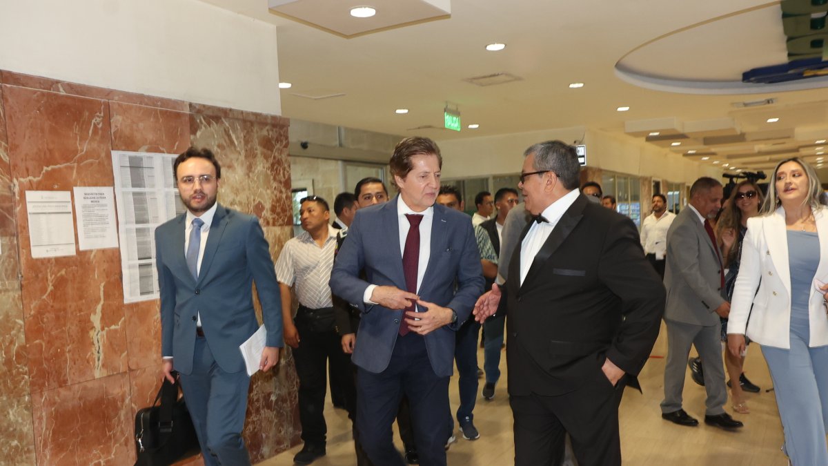 El gerente del hospital Teodoro Maldonado Carbo, Roque Villacís (derecha), recibe al presidente del Consejo Directivo del IESS, Alfredo Ortega (centro), a su arribo a la casa de salud.,