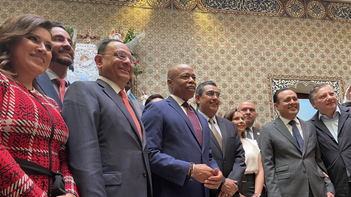 Eric Adams llega a Quito tras una breve visita a México.