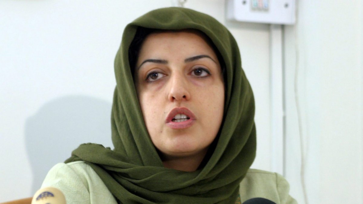 Narges Mohammadi habla en la primera conferencia de violación de derechos humanos en el Centro de Defensores de Derechos Humanos en Teherán, 17 de enero de 2005.