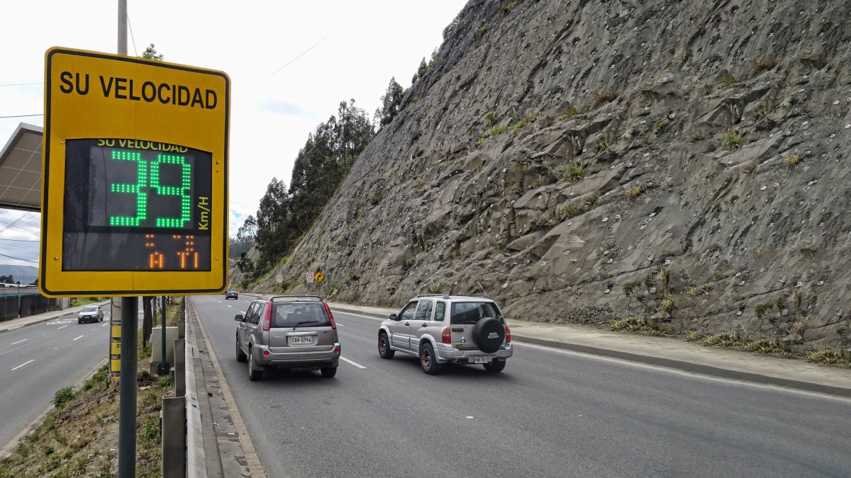 En Cuenca, el alcalde Cristian Zamora suspendió el uso de fotorradares en las vías del cantón.