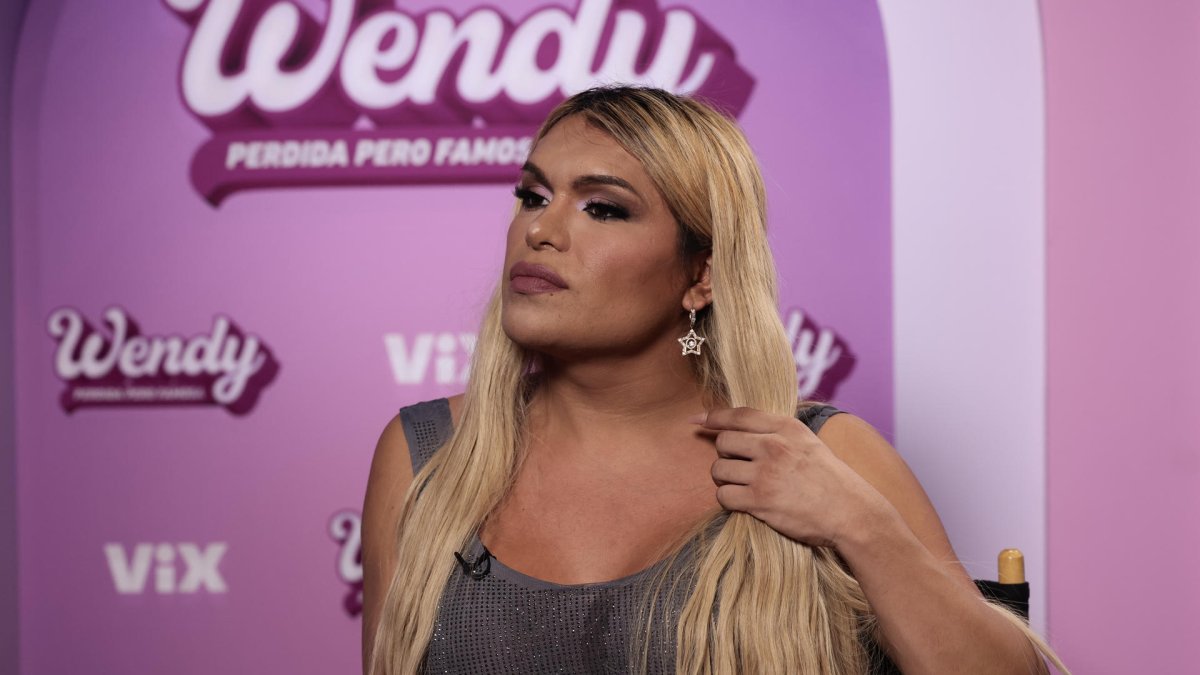 La influencer trans, Wendy Guevara habla durante una entrevista con EFE.
