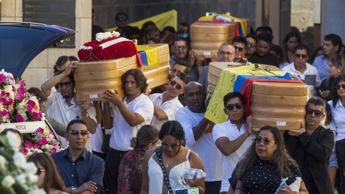 Numerosos familiares y amigos de Leidy Paola Correa, Kevin Alejandro Gómez, Rosa María Rosero y Jorge Enrique Batioja les han dado este jueves el último adiós.